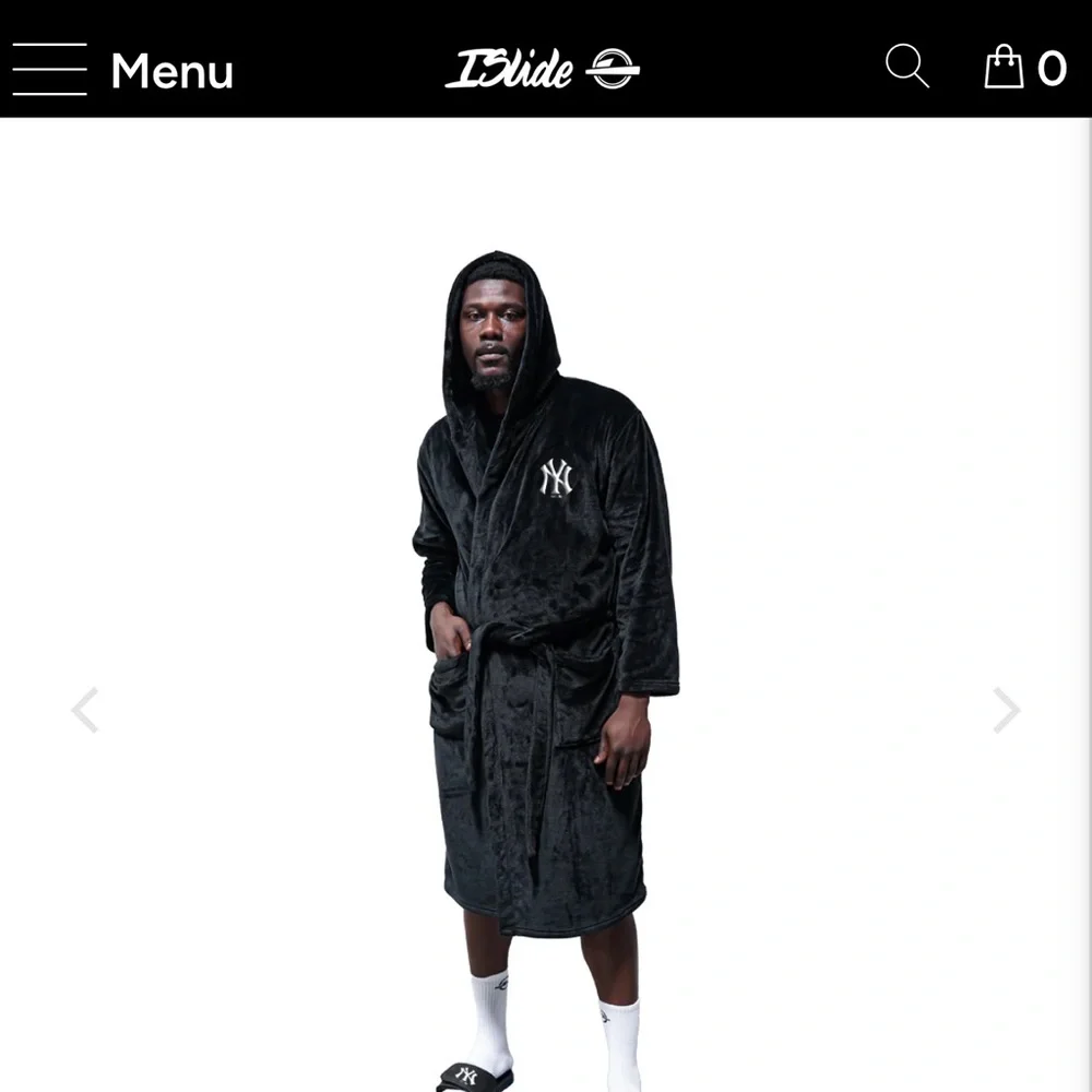 Yankees Plush Robe - Picture 8 of 8